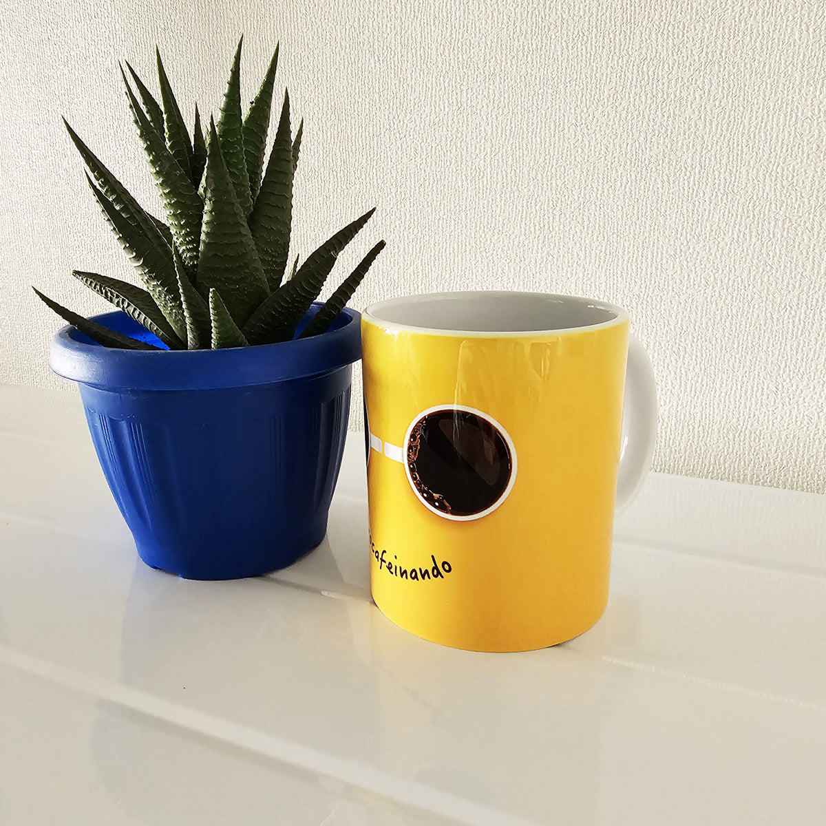 Taza amarilla procafeinando