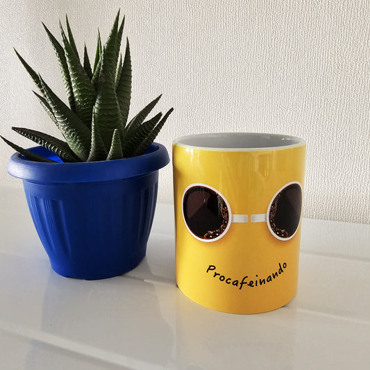 Taza amarilla procafeinando